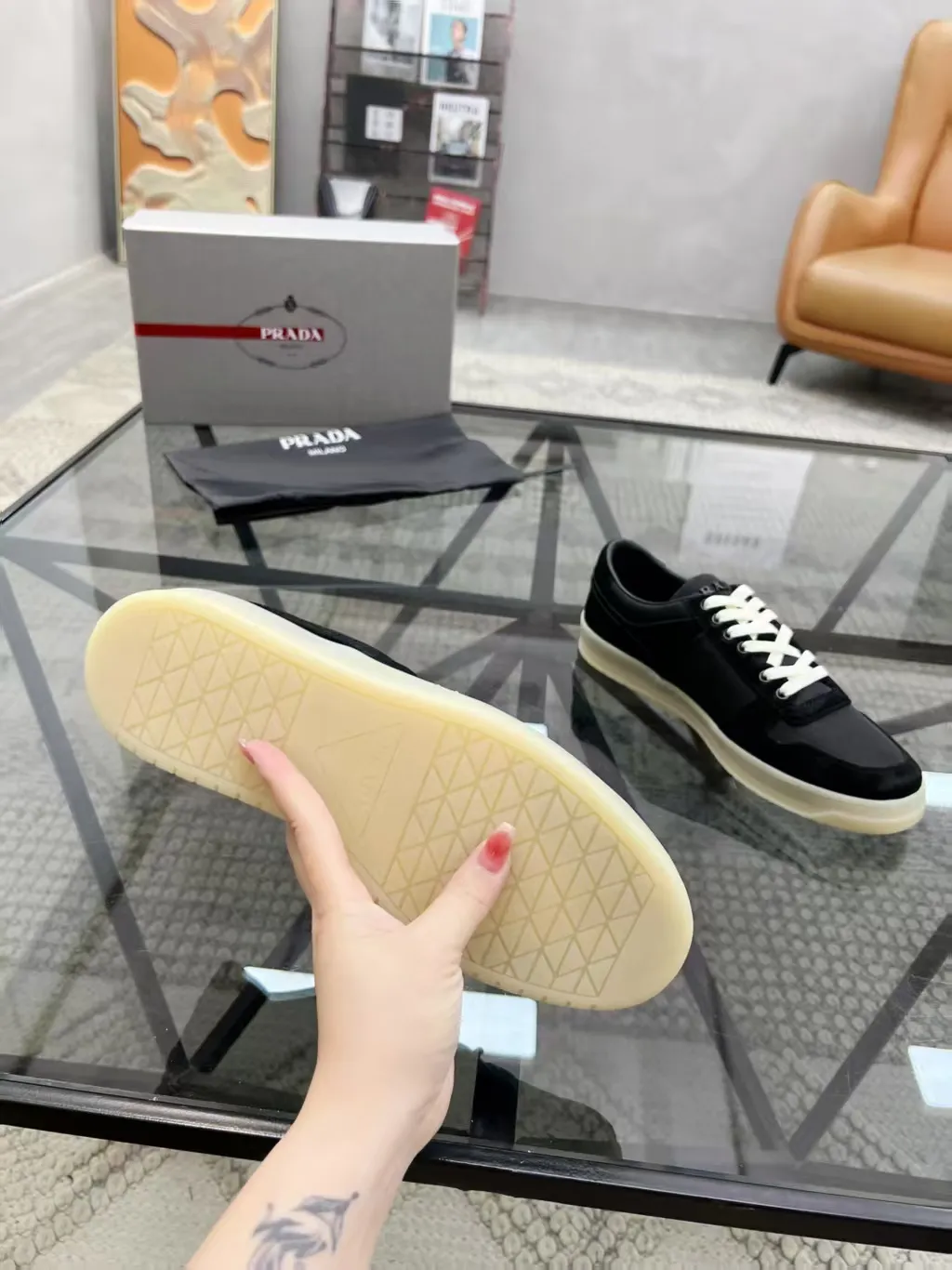 Factory P420💰Prada new men's leather sports shoes, the highest version on the market, any comparison is welcome🆚! The original leather has excellent texture and is super high-end! Fetal sheep net lining imported from Italy, removable pad! Luxurious materials and fine workmanship, highly recommended! Code number: 38--45